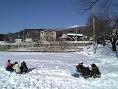 雪の校庭と烏帽子岳